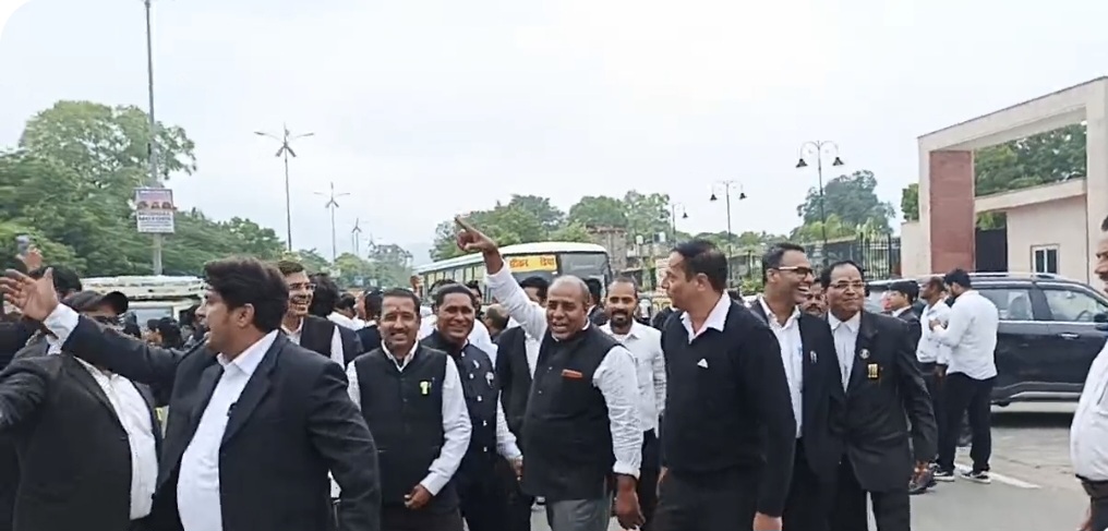 अजमेर में वकीलों ने नये कोर्ट परिसर के सामने किया प्रदर्शन अजमेर में वकीलों ने नये कोर्ट परिसर के सामने किया प्रदर्शन