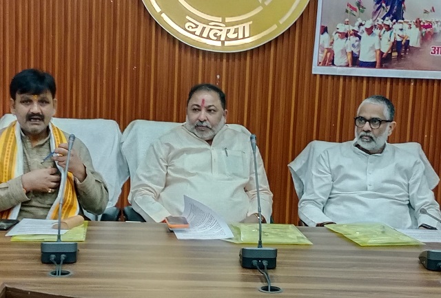 सरदार पटेल जयंती पर होने वाले कार्यक्रम की जानकारी देते परिवहन मंत्री दयाशंकर सिंह सरदार पटेल जयंती पर होने वाले कार्यक्रम की जानकारी देते परिवहन मंत्री दयाशंकर सिंह