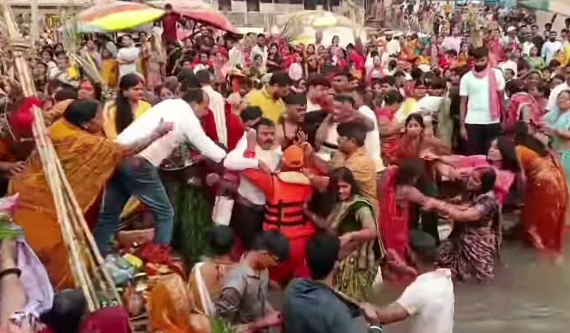 छठ पूजा के दौरान दशाश्वमेध घाट पर भिड़े दो पक्ष के लोग