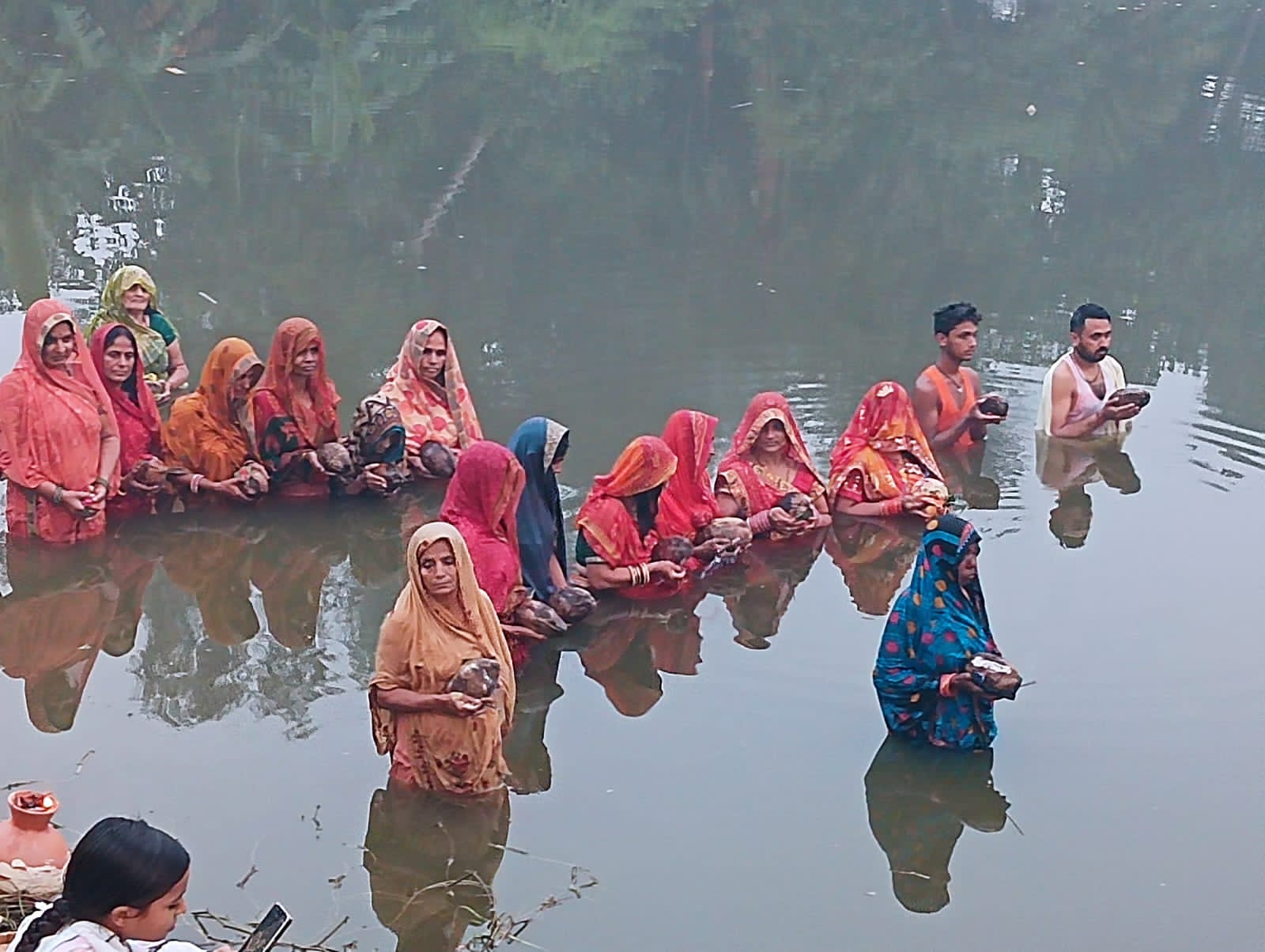 दरभंगा: छठ व्रतियों पूजा। दरभंगा: छठ व्रतियों पूजा।