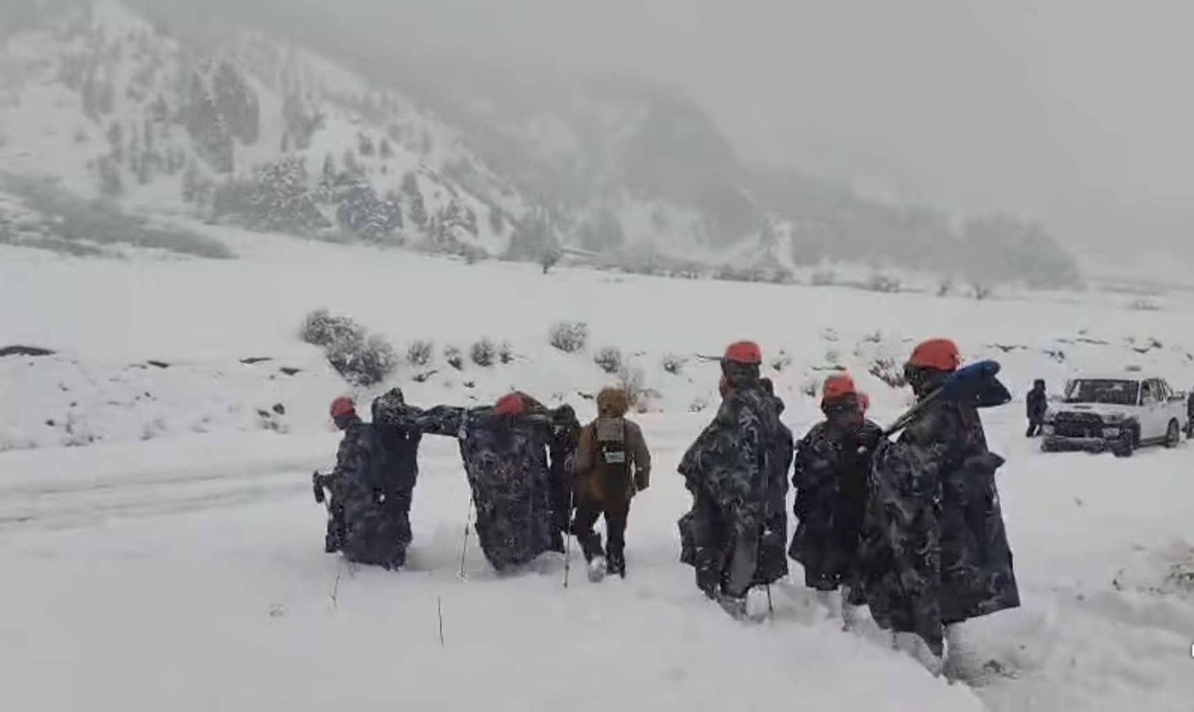 मनांग में फंसे पर्यटकों को निकलते सशस्त्र प्रहरी बल मनांग में फंसे पर्यटकों को निकलते सशस्त्र प्रहरी बल