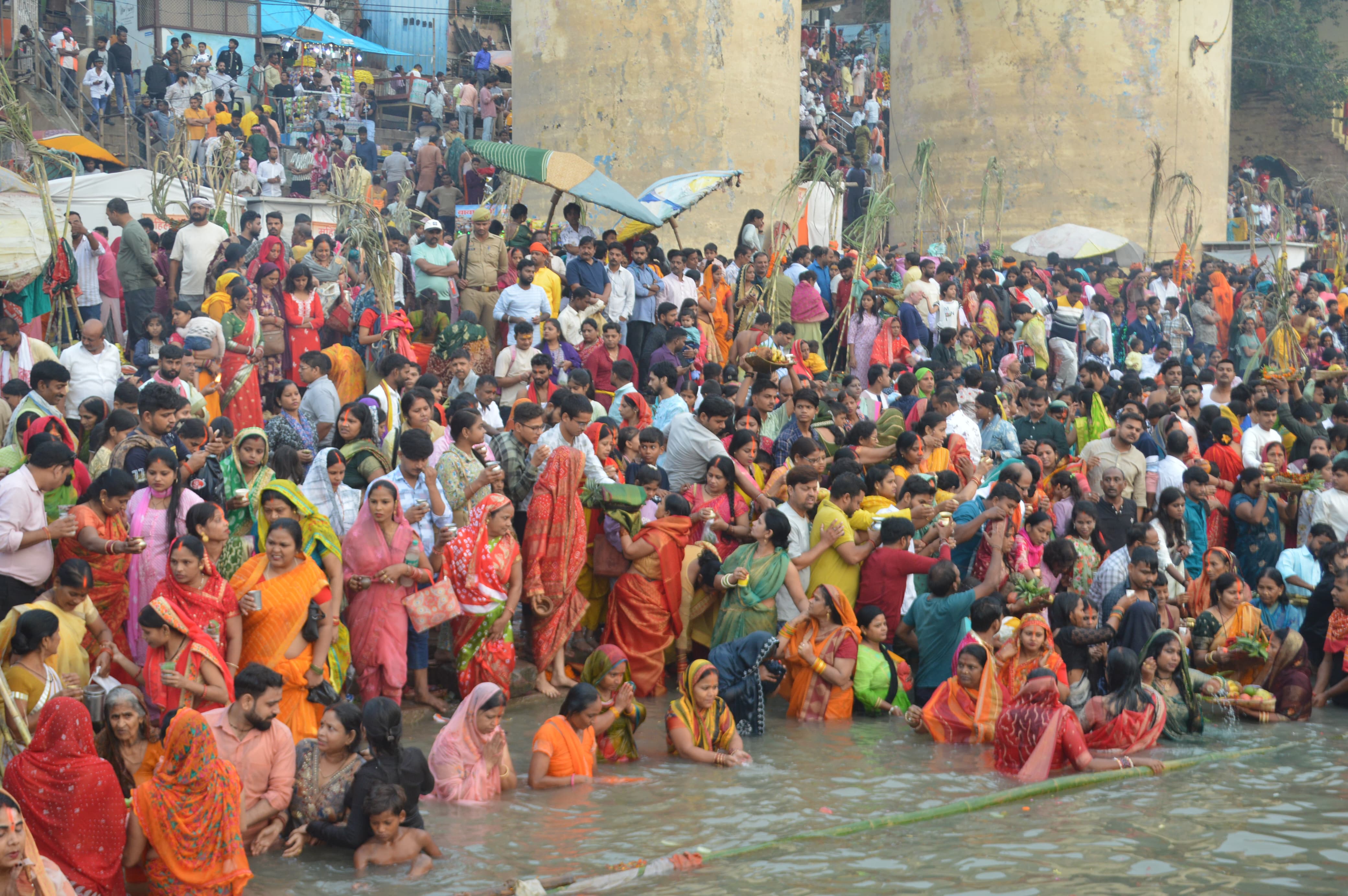 गंगा तट पर उदीयमान सूर्य को अर्घ्य देती महिलाएं गंगा तट पर उदीयमान सूर्य को अर्घ्य देती महिलाएं