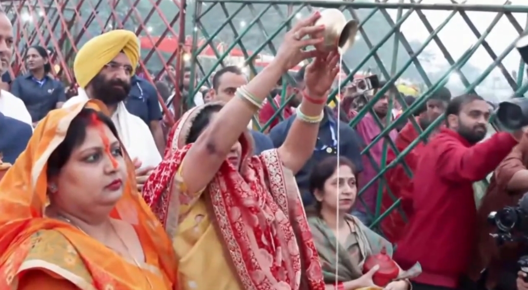 आईटीओ स्थित हाथी घाट पर उगते सूर्य को अर्घ्य अर्पित करतीं मुख्यमंत्री रेखा गुप्ता