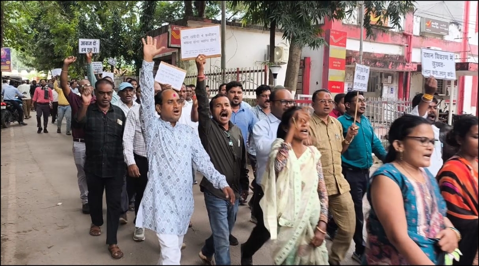 लंबित चार सूत्री मांगों को लेकर गांधी मैदान से रैली निकालकर कलेक्ट्रेट जाते हुए सहकारी समिति कर्मचारी महासंघ के पदाधिकारी एवं कार्यकर्ता। लंबित चार सूत्री मांगों को लेकर गांधी मैदान से रैली निकालकर कलेक्ट्रेट जाते हुए सहकारी समिति कर्मचारी महासंघ के पदाधिकारी एवं कार्यकर्ता।