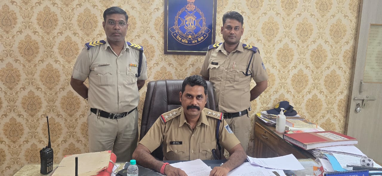 तस्करी का अनोखा तरीका,फूड डिलीवरी बॉय घर-घर पहुंचा रहा था शराब तस्करी का अनोखा तरीका,फूड डिलीवरी बॉय घर-घर पहुंचा रहा था शराब