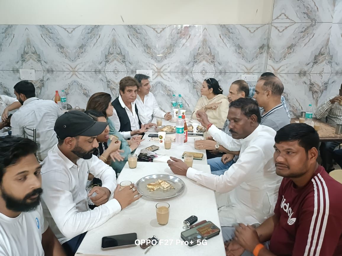 गुरुग्राम के सदर बाजार में चाय की दुकान पर चाय की चुस्की लेते पूर्व सांसद राज बब्बर, साथ में कांग्रेस शहरी जिला अध्यक्ष पंकज डावर व अन्य। गुरुग्राम के सदर बाजार में चाय की दुकान पर चाय की चुस्की लेते पूर्व सांसद राज बब्बर, साथ में कांग्रेस शहरी जिला अध्यक्ष पंकज डावर व अन्य।