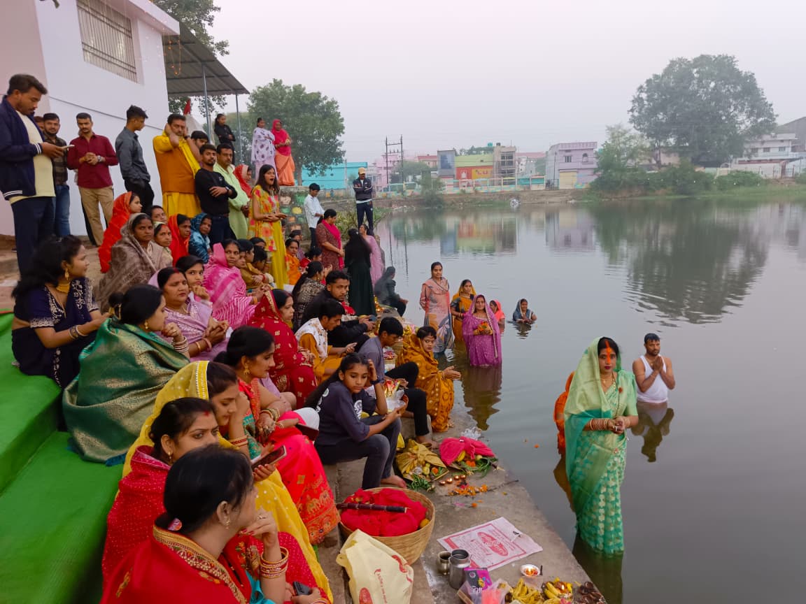 आमातालाब घाट में अलसुबह सामूहिक पूजा अर्चना करते हुए लोग।