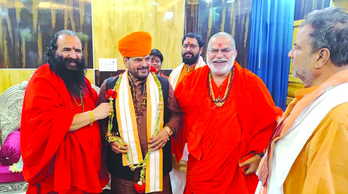 रविन्द्र पुरी से भेंट करते हुए