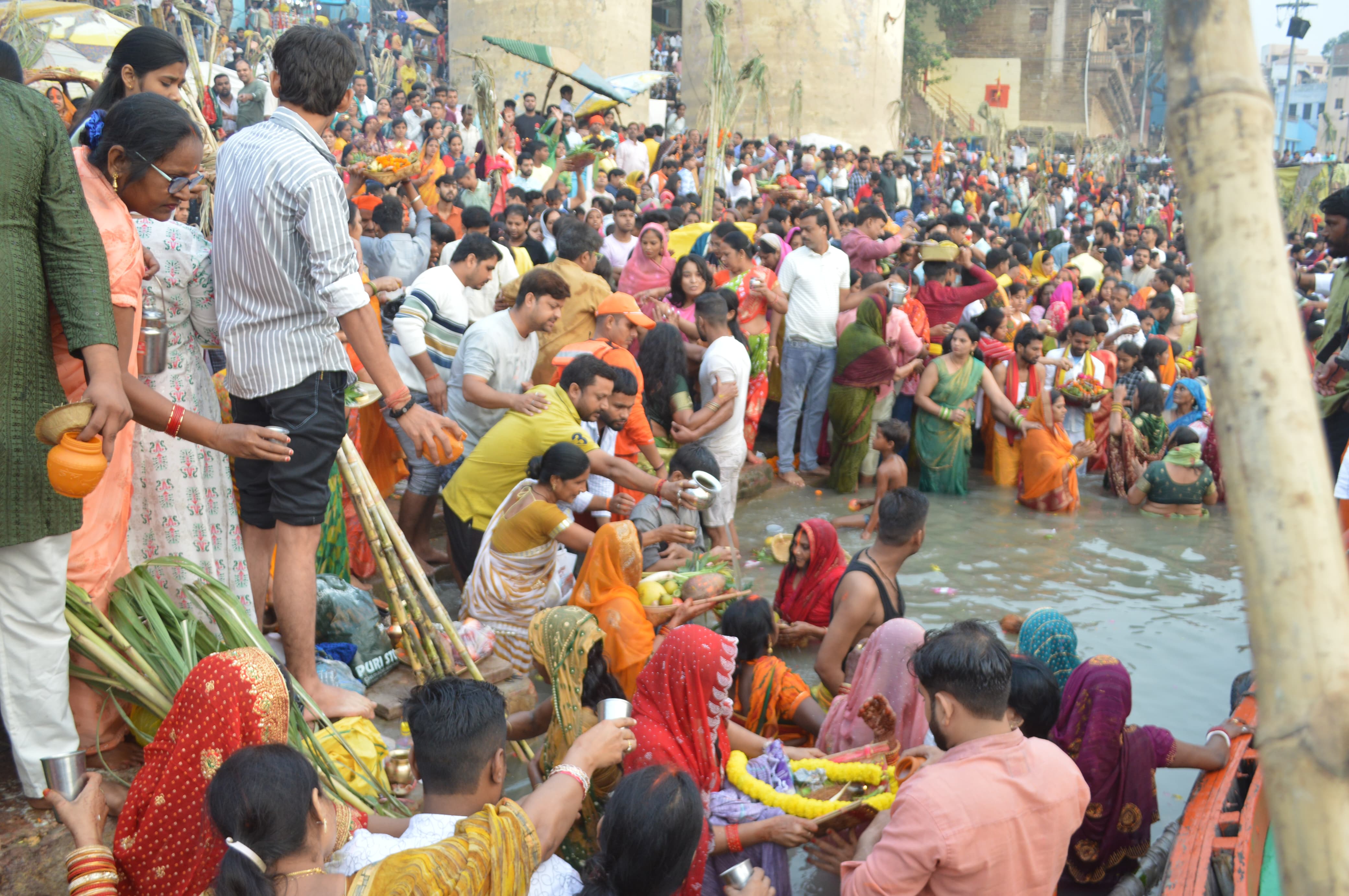 गंगा तट पर उदीयमान सूर्य को अर्घ्य देती महिलाएं गंगा तट पर उदीयमान सूर्य को अर्घ्य देती महिलाएं