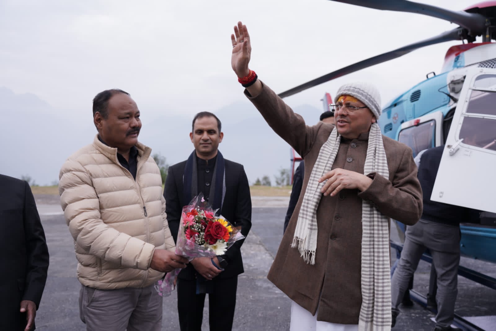 मुख्यमंत्री पुष्कर सिंह धामी विकास योजनाओं की समीक्षा  करते।