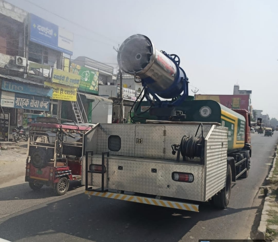 बहादुरगढ़ में एंटी स्मॉग गन से किया जा रहा पानी का छिड़काव।