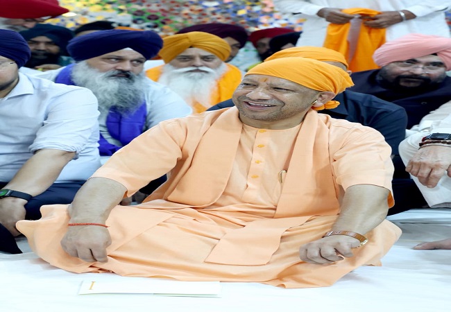 यहियागंज गुरुद्वारे में आयोजित कार्यक्रम में पहुंचे मुख्यमंत्री योगी