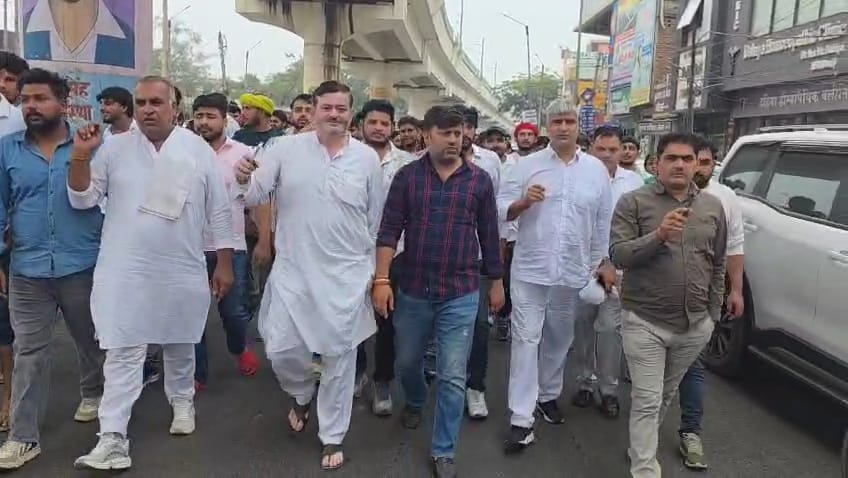 एसीपी दिनेश कुमार पर कार्रवाई के खिलाफ प्रदर्शन करते शहरवासी।