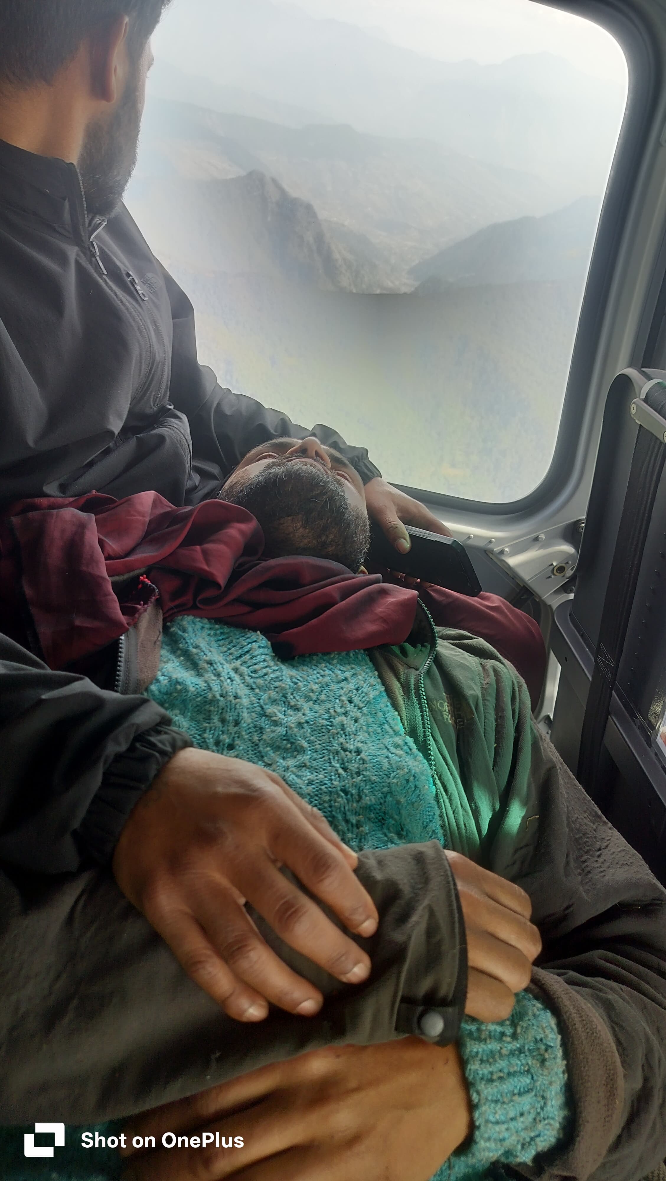 मोरी घास काटते पेड़ से गिरा, घायल व्यक्ति को हेलीकॉप्टर से दून पहुंचाया मोरी घास काटते पेड़ से गिरा, घायल व्यक्ति को हेलीकॉप्टर से दून पहुंचाया