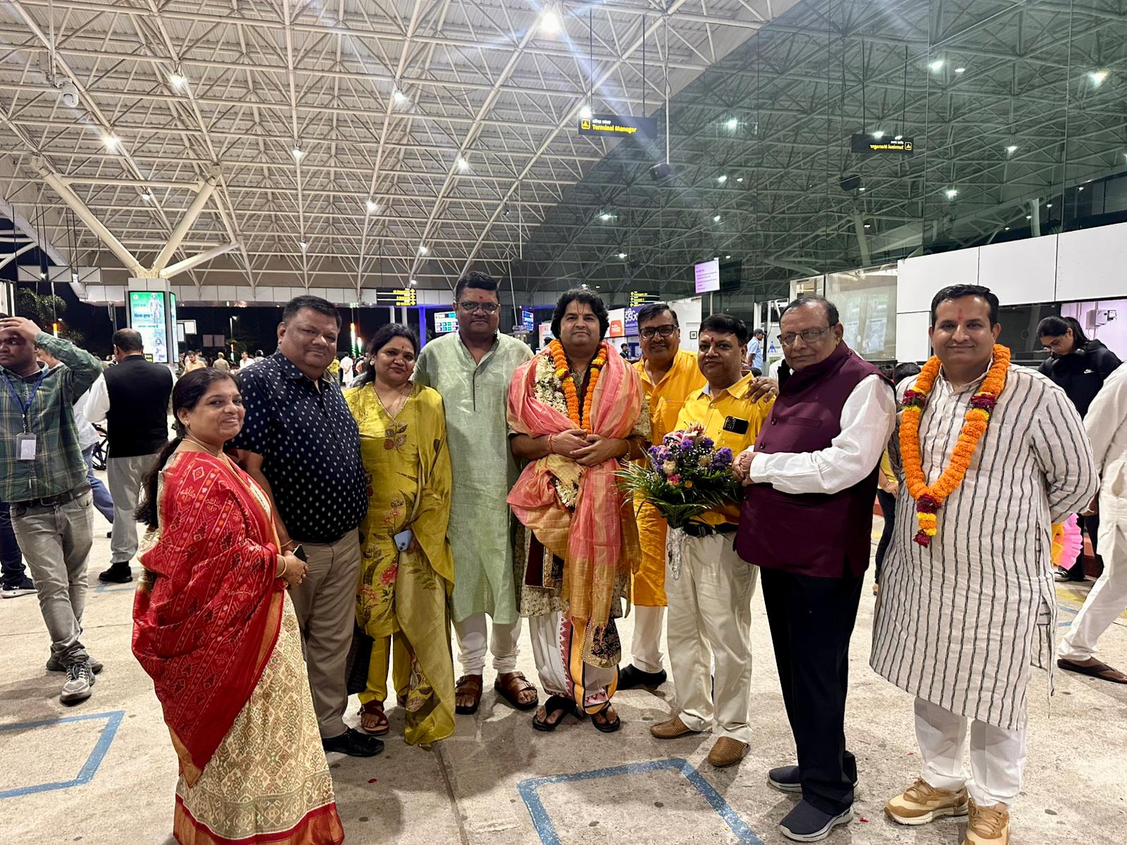 स्‍वागत करते श्रद्धालू