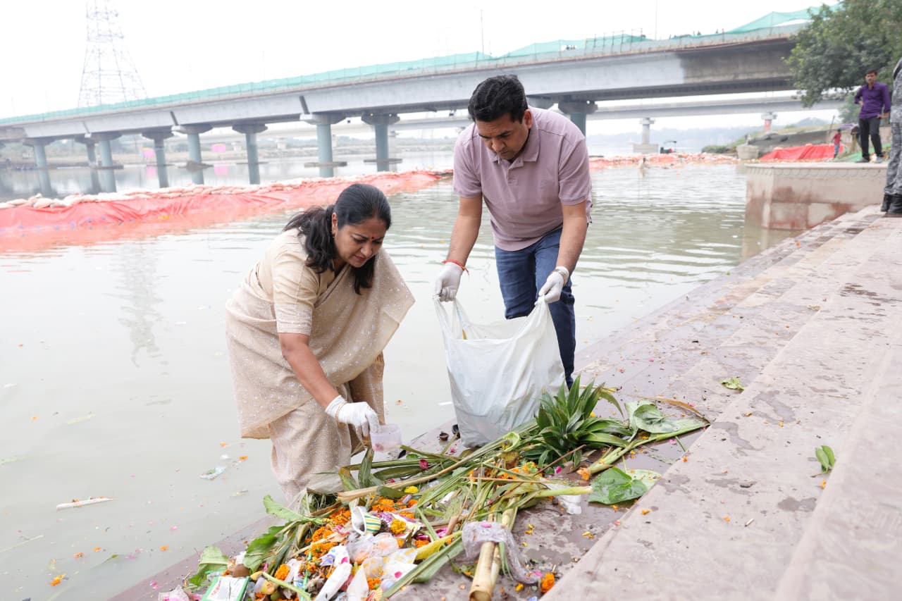 दिल्ली की मुख्यमंत्री श्रमदान करती हुई दिल्ली की मुख्यमंत्री श्रमदान करती हुई