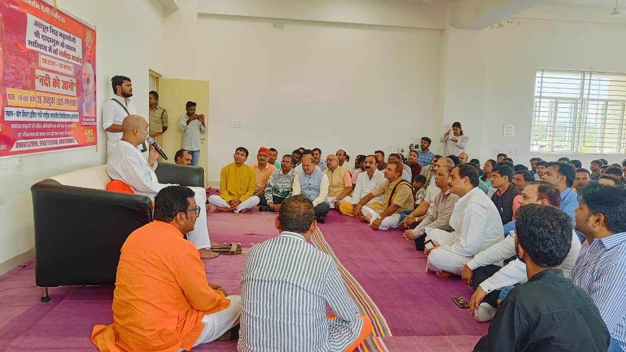 मां नर्मदा पर संवाद करते दादा गुरू मां नर्मदा पर संवाद करते दादा गुरू