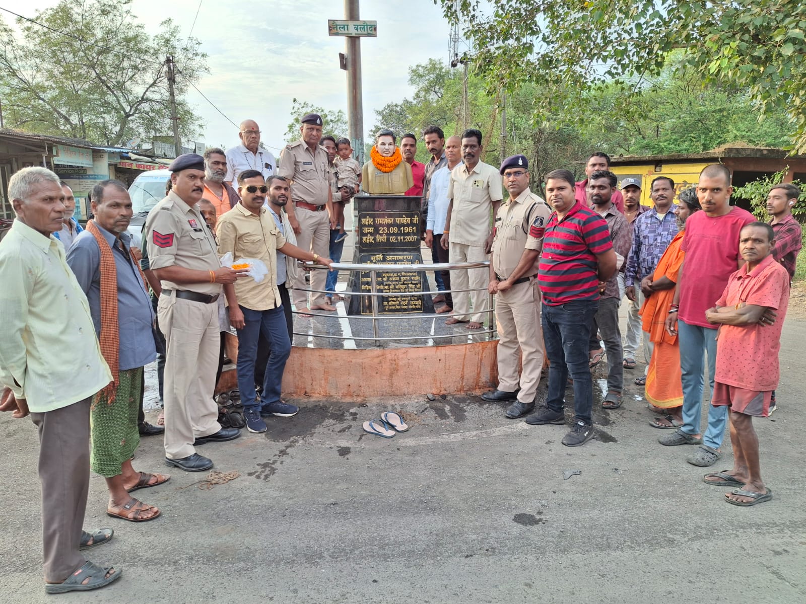 शहीद रामशंकर पाण्डेय की प्रतिमा पर पुष्पांजलि अर्पित कर श्रद्धांजलि दी गई शहीद रामशंकर पाण्डेय की प्रतिमा पर पुष्पांजलि अर्पित कर श्रद्धांजलि दी गई