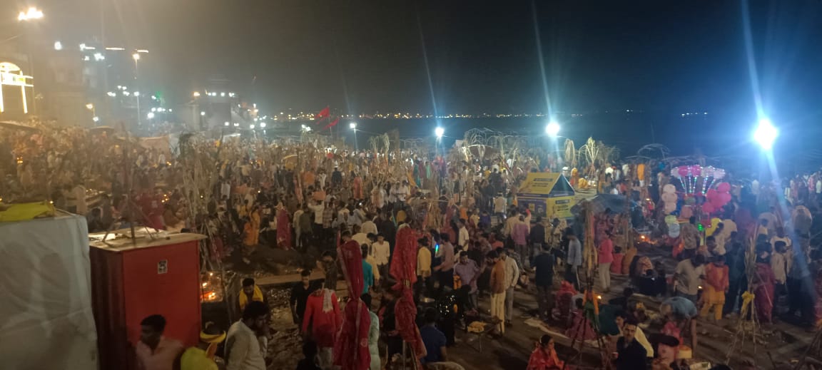 वाराणसी में डाला छठ के अन्तिम दिन का नजारा वाराणसी में डाला छठ के अन्तिम दिन का नजारा