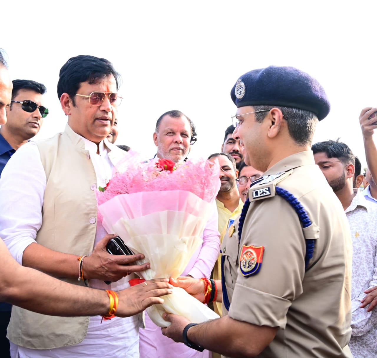 सांसद रविकिशन ने नौकायन चौकी का किया उद्घाटन, कहा बिहार में हमारी सरकार बनेगी, नीतीश आयेंगे वापस* सांसद रविकिशन ने नौकायन चौकी का किया उद्घाटन, कहा बिहार में हमारी सरकार बनेगी, नीतीश आयेंगे वापस*