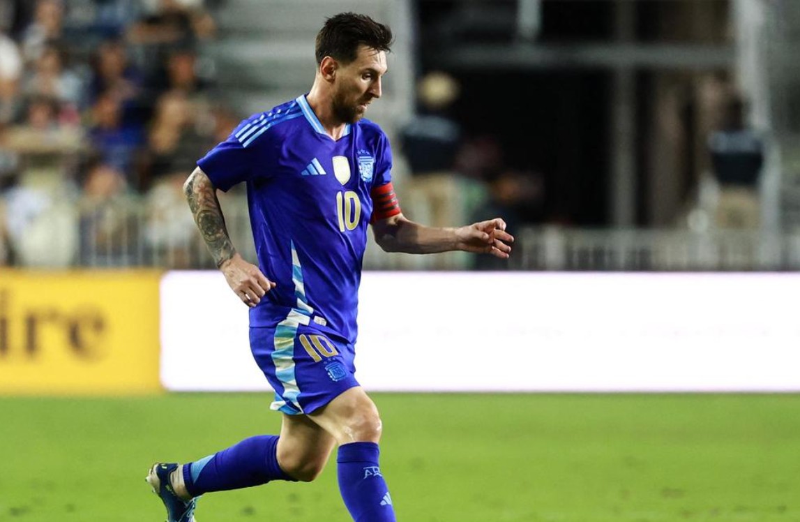 अर्जेंटीना के दिग्गज फुटबॉलर लियोनेल मेसी अर्जेंटीना के दिग्गज फुटबॉलर लियोनेल मेसी