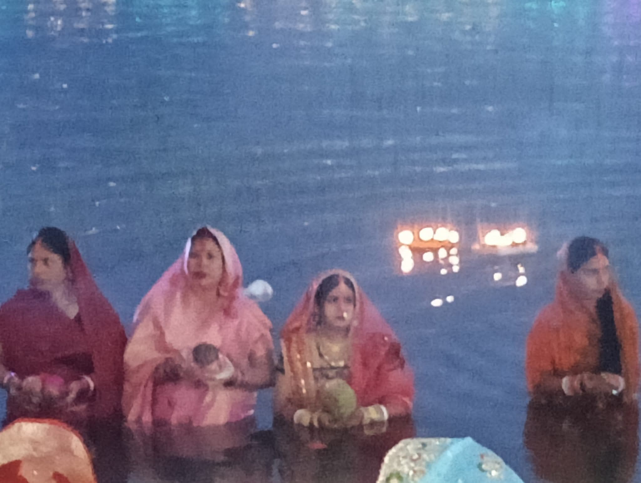 उगते सूर्य को अध्र्य देती महिलाए