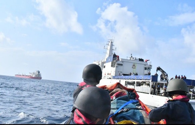 अरब सागर में ईरानी नाव पर विस्फोट, आईसीजी ने ईरानी मछुआरे को सुरक्षित बचाया अरब सागर में ईरानी नाव पर विस्फोट, आईसीजी ने ईरानी मछुआरे को सुरक्षित बचाया