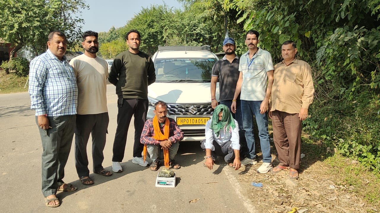 चरस के साथ पकड़े गए आरोपी।