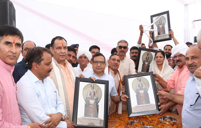 कार्यक्रम में शामिल प्रतिनिधियों को स्मृति चिह्न देते सदस्य कार्यक्रम में शामिल प्रतिनिधियों को स्मृति चिह्न देते सदस्य