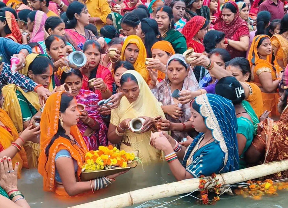उदीयमान सूर्य को अर्घ्य देती ब्रती महिलाएं। उदीयमान सूर्य को अर्घ्य देती ब्रती महिलाएं।