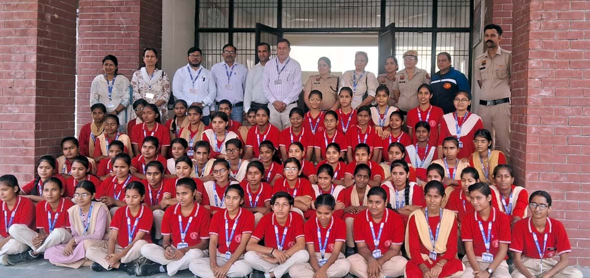 महिला थाने का शैक्षणिक भ्रमण करने पहुंची छात्राओंं के साथ पुलिस विभाग के अधिकारी व स्कूल स्टाफ सदस्य। महिला थाने का शैक्षणिक भ्रमण करने पहुंची छात्राओंं के साथ पुलिस विभाग के अधिकारी व स्कूल स्टाफ सदस्य।