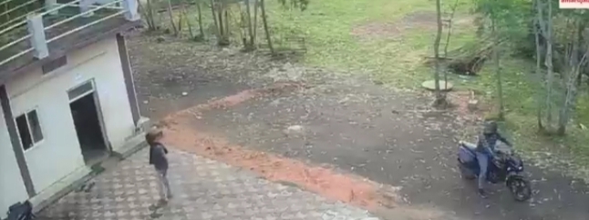 सीसीटीव्ही में कैद हुए बदमाश बाईक में सीसीटीव्ही में कैद हुए बदमाश बाईक में