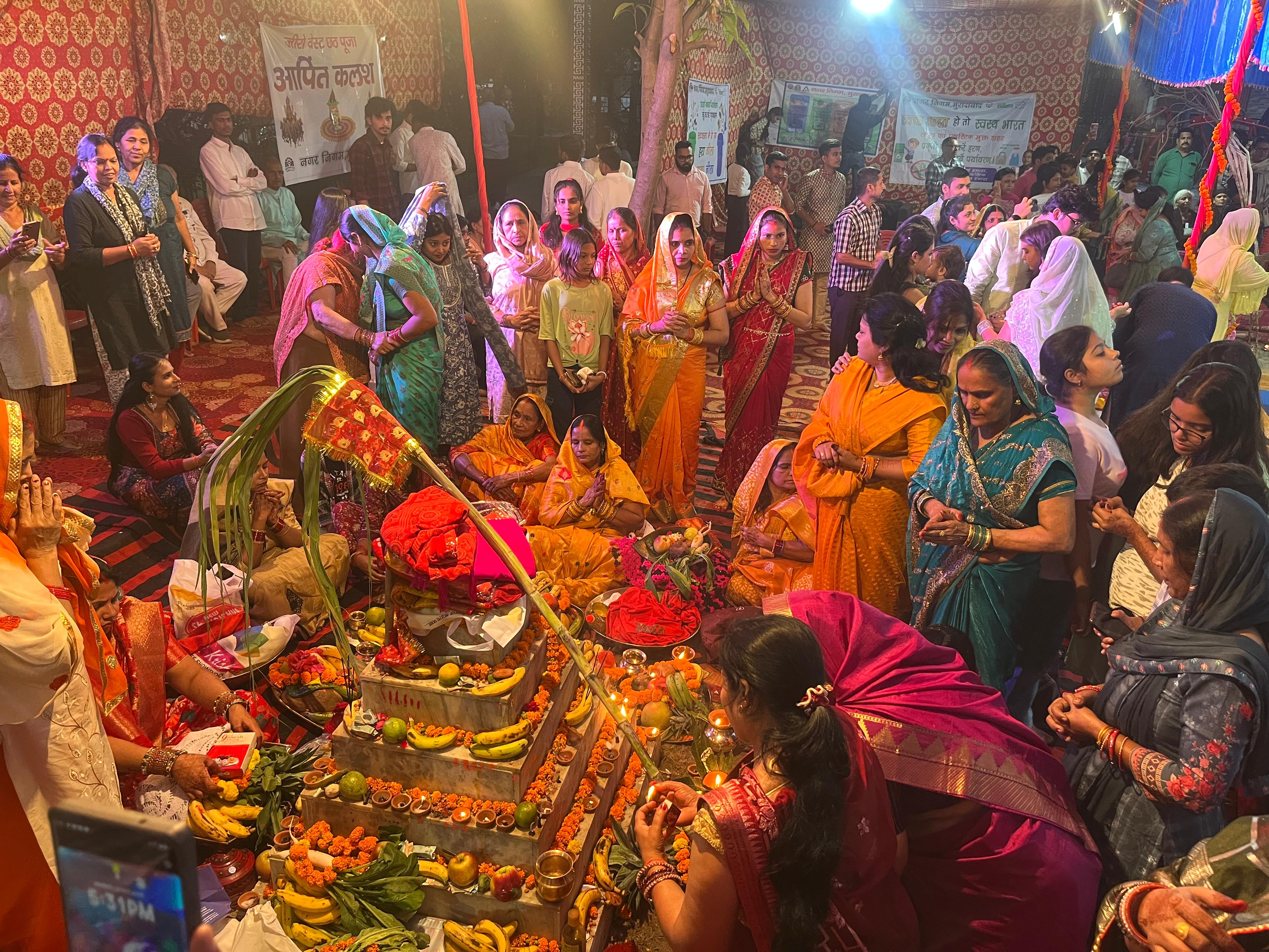 मुरादाबाद में मंगलवार को बुद्धि विहार में छठ पूजा करती महिलाएं। मुरादाबाद में मंगलवार को बुद्धि विहार में छठ पूजा करती महिलाएं।