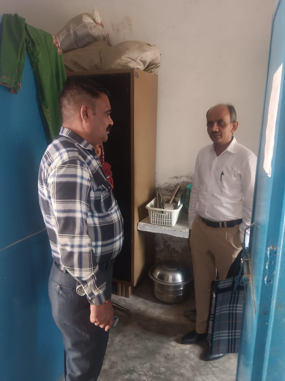 निरीक्षण के दौरान पूछताछ करते हुए एसडीएम सत्यवान मान। निरीक्षण के दौरान पूछताछ करते हुए एसडीएम सत्यवान मान।