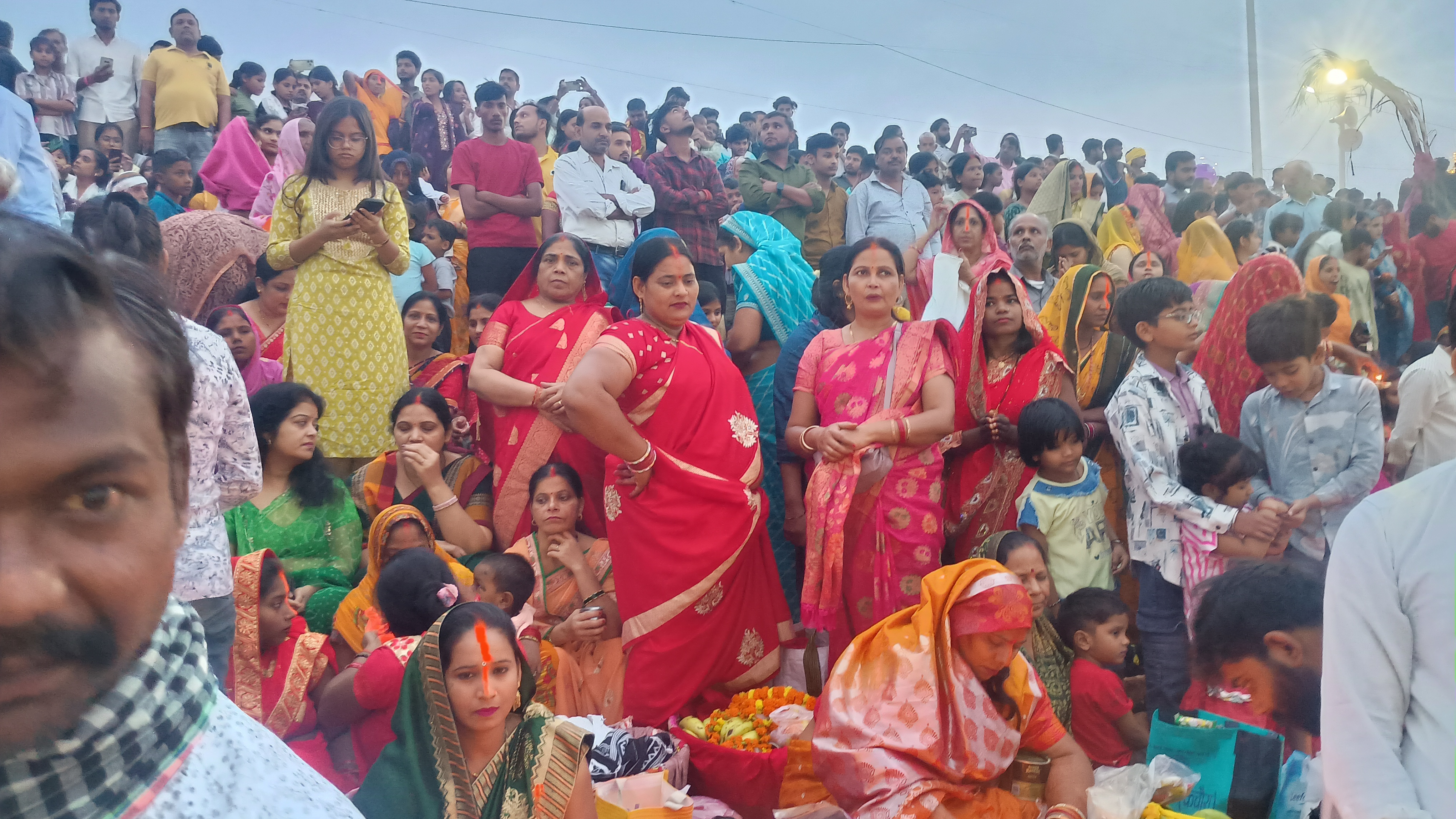 घाट पर उमड़ी भक्तों की भीड़ घाट पर उमड़ी भक्तों की भीड़