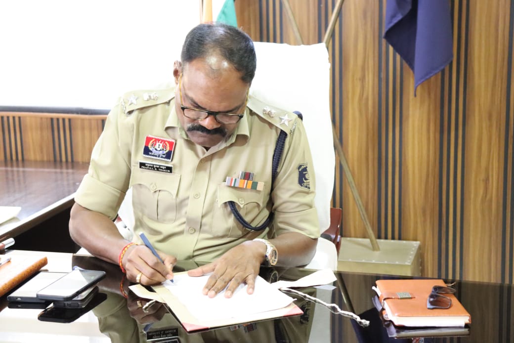 नवपदस्थ पुलिस अधीक्षक प्रफुल्ल ठाकुर ने सम्हाला कार्यभार नवपदस्थ पुलिस अधीक्षक प्रफुल्ल ठाकुर ने सम्हाला कार्यभार