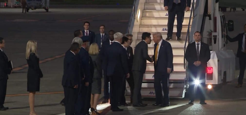 अमेरिकी राष्ट्रपति डोनाल्ड ट्रंप की इस यात्रा का यह फोटो सीएनएन चैनल के वीडियो से तैयार किया गया है। अमेरिकी राष्ट्रपति डोनाल्ड ट्रंप की इस यात्रा का यह फोटो सीएनएन चैनल के वीडियो से तैयार किया गया है।