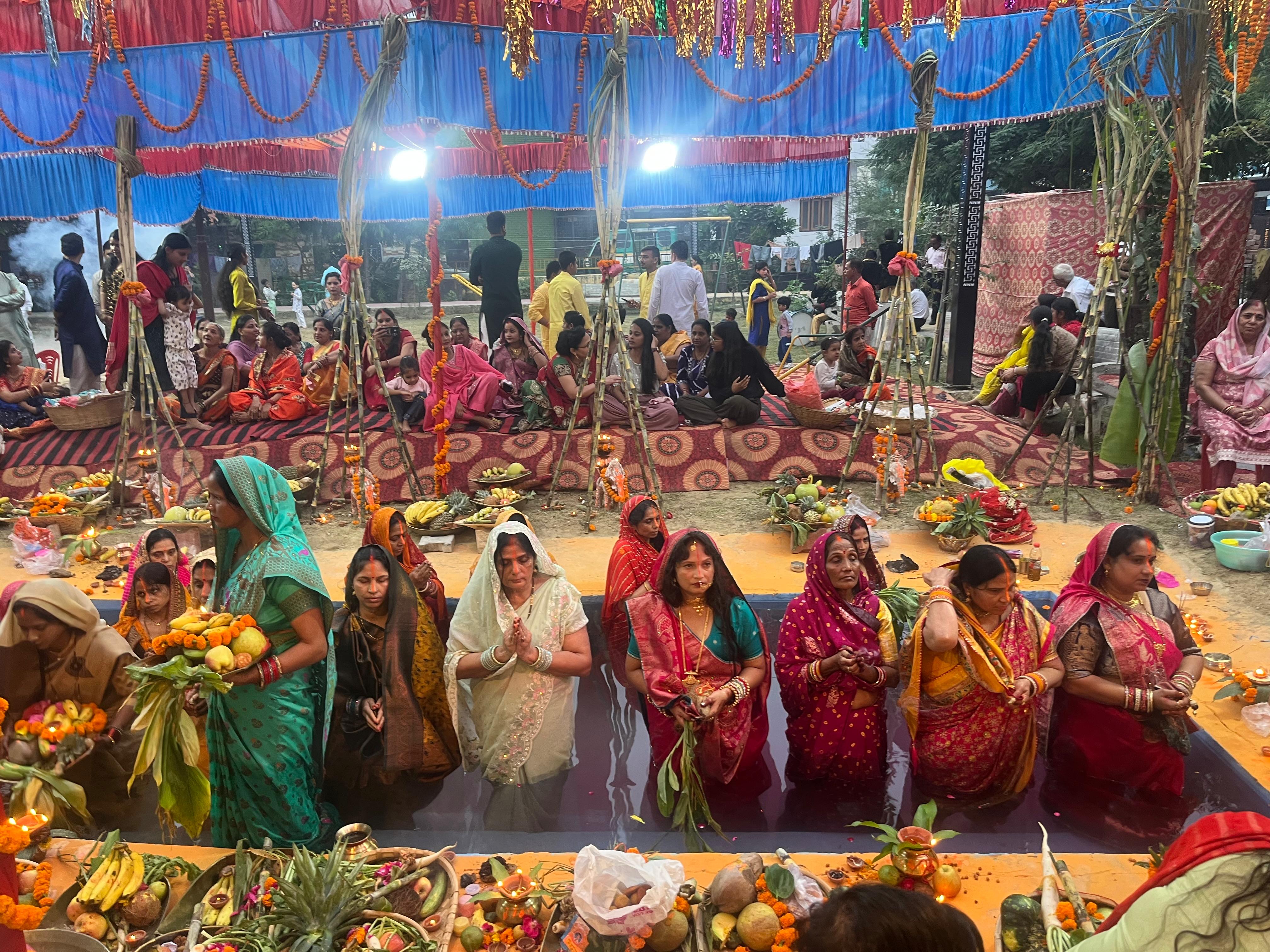 मुरादाबाद में मंगलवार को बुद्धि विहार में छठ पूजा करती महिलाएं। मुरादाबाद में मंगलवार को बुद्धि विहार में छठ पूजा करती महिलाएं।