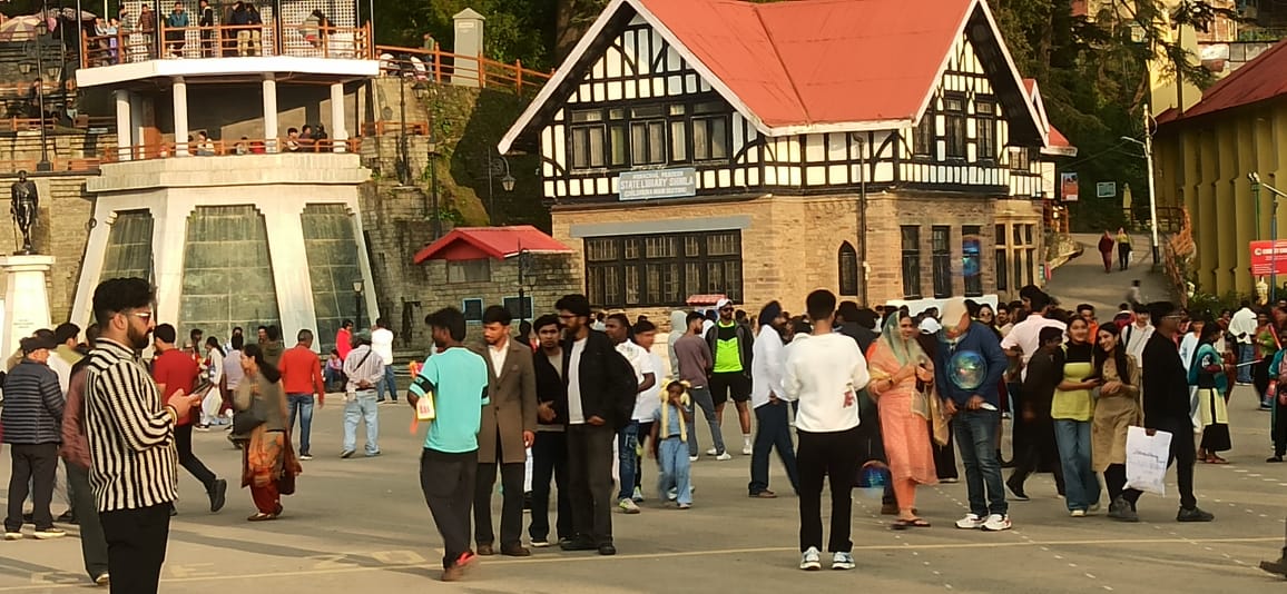 शिमला में सैलानी शिमला में सैलानी