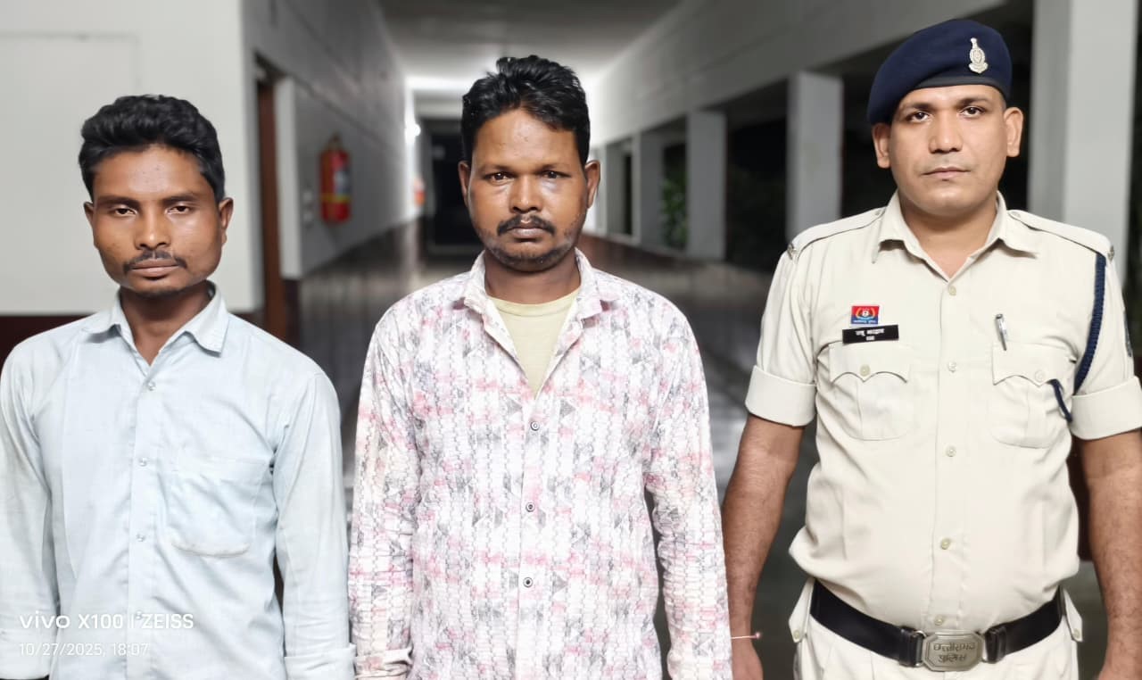 पुलिस कस्टडी में गिरफ्तार आरोपित दामाद व ससुर।