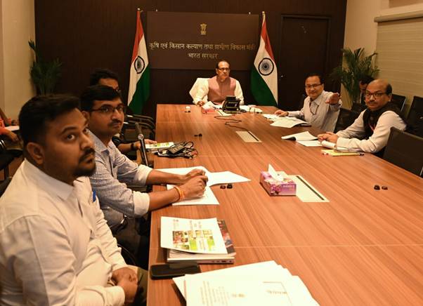 कृषि मंत्री शिवराज सिंह चौहान समीक्षा बैठक की अध्यक्षता कृषि मंत्री शिवराज सिंह चौहान समीक्षा बैठक की अध्यक्षता