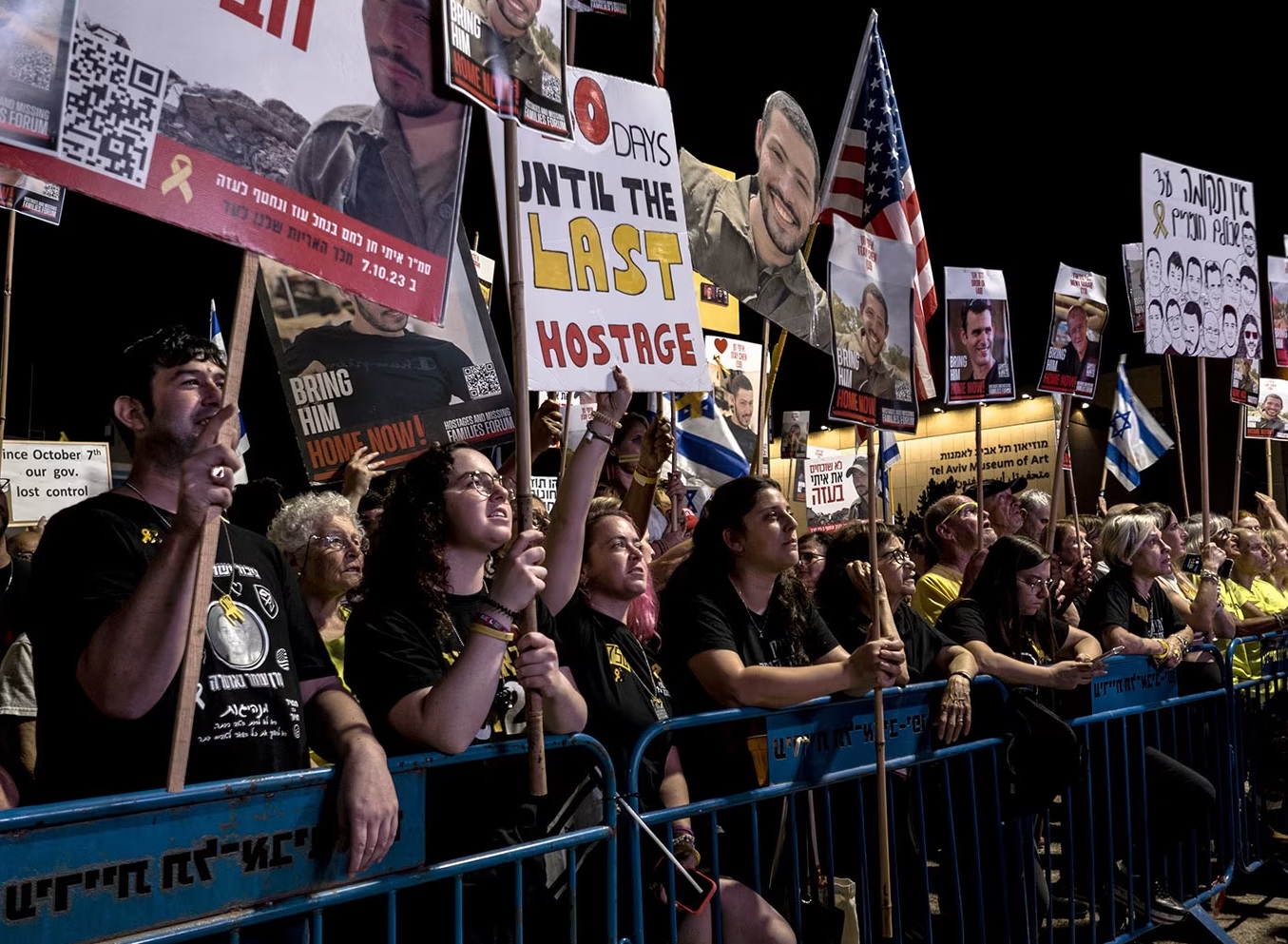 इजराइल के लोग 26 अक्टूबर को तेल अवीव के बंधक चौक पर प्रदर्शन करते। इन्होंने मांग की कि हमास सभी बंधकों के शव लौटाए। फोटो - इंटरनेट मीडिया इजराइल के लोग 26 अक्टूबर को तेल अवीव के बंधक चौक पर प्रदर्शन करते। इन्होंने मांग की कि हमास सभी बंधकों के शव लौटाए। फोटो - इंटरनेट मीडिया