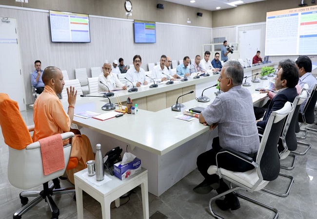 सरकारी आवास पर बैठक करते मुख्यमंत्री योगी