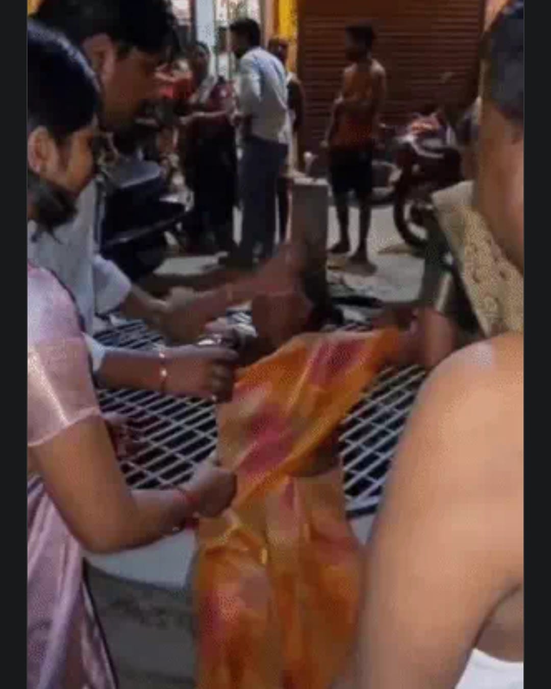 प्रेमी युगल ने ट्रेन के आगे कूद कर दी जान,न्यूड हालत में मिली लड़की की डेड बॉडी*