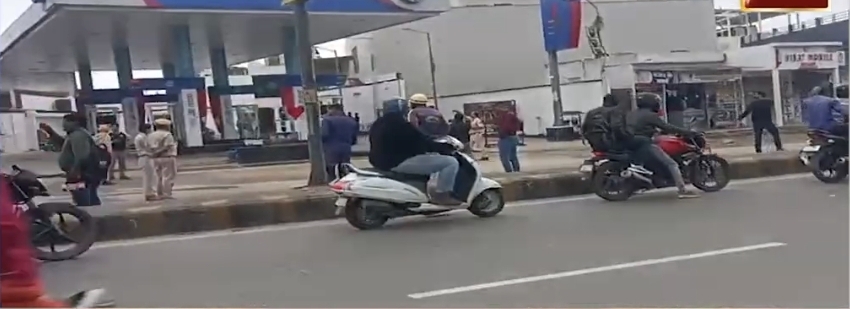 एचपीसीएल के भजन गंज पेट्रोल पंप पर पेट्रोल के लीकेज की दुर्गंध से मचा हड़कंप एचपीसीएल के भजन गंज पेट्रोल पंप पर पेट्रोल के लीकेज की दुर्गंध से मचा हड़कंप