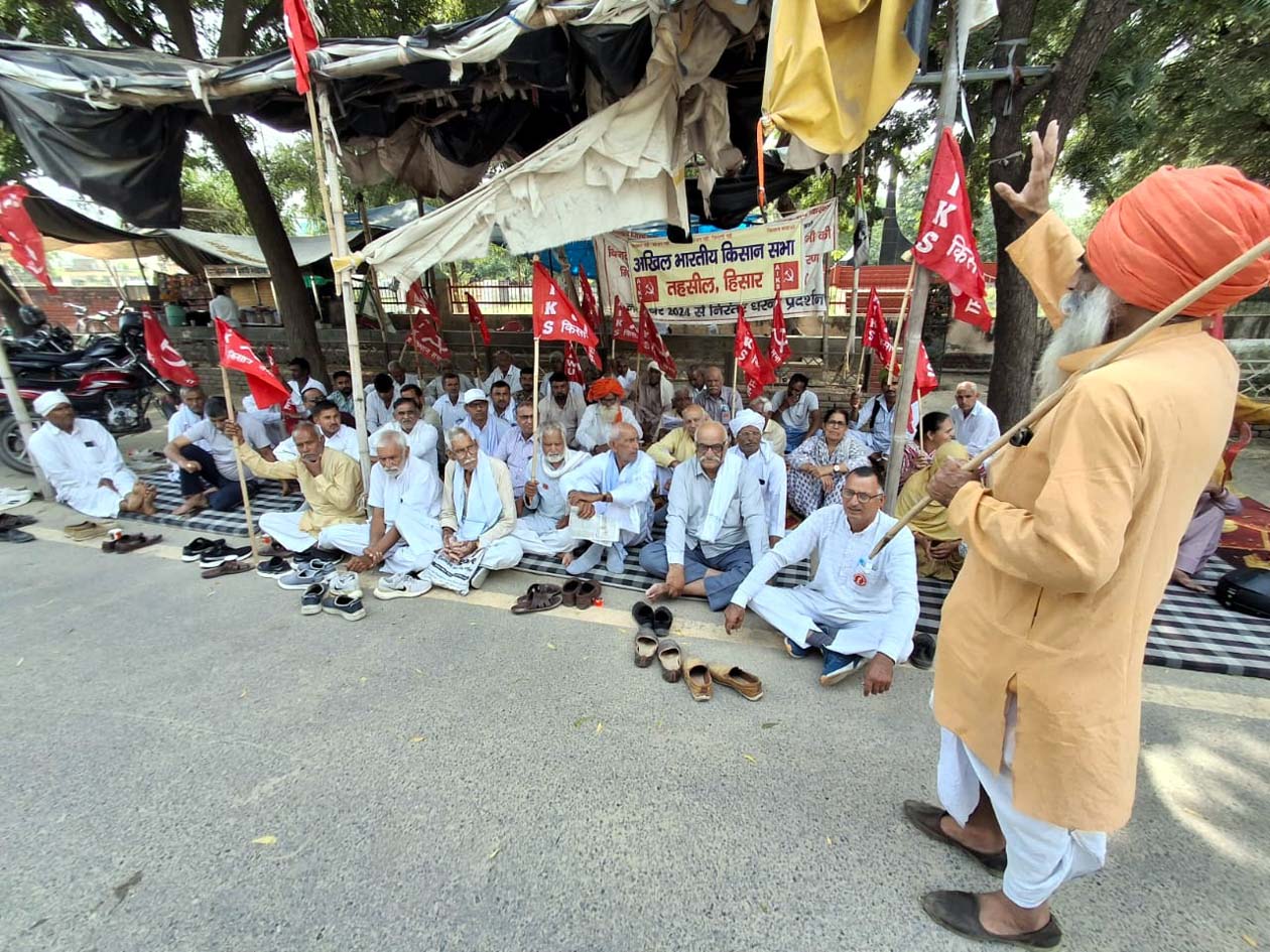 धरना को संबोधित करते किसान सभा के पदाधिकारी। धरना को संबोधित करते किसान सभा के पदाधिकारी।