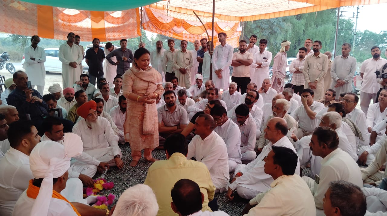 धरनारत किसानों के बीच पहुंची डबवाली भाजपा अध्यक्ष रेणु शर्मा। धरनारत किसानों के बीच पहुंची डबवाली भाजपा अध्यक्ष रेणु शर्मा।