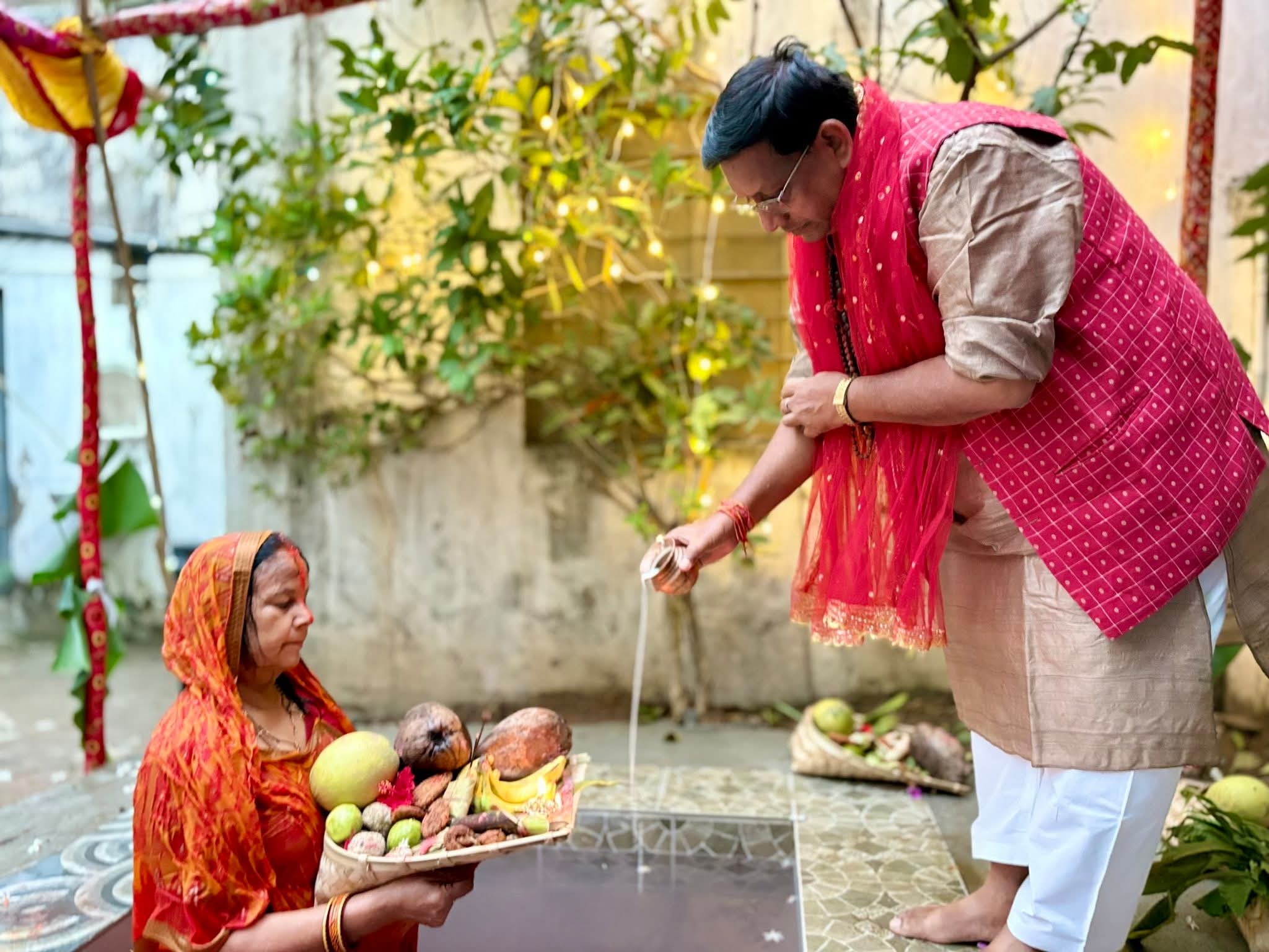 अर्ध्य देते श्रद्धालु अर्ध्य देते श्रद्धालु