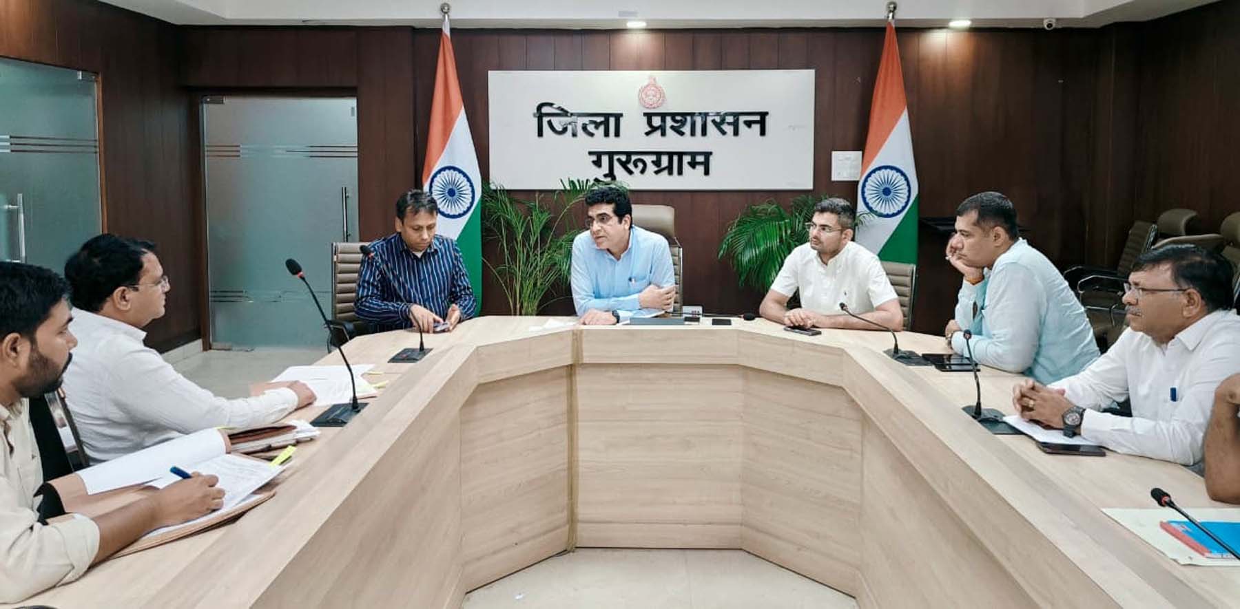 गुरुग्राम के लघु सचिवालय में अवैध खनन रोकने के संबंध में बैठक लेते एसडीएम परमजीत चहल। गुरुग्राम के लघु सचिवालय में अवैध खनन रोकने के संबंध में बैठक लेते एसडीएम परमजीत चहल।