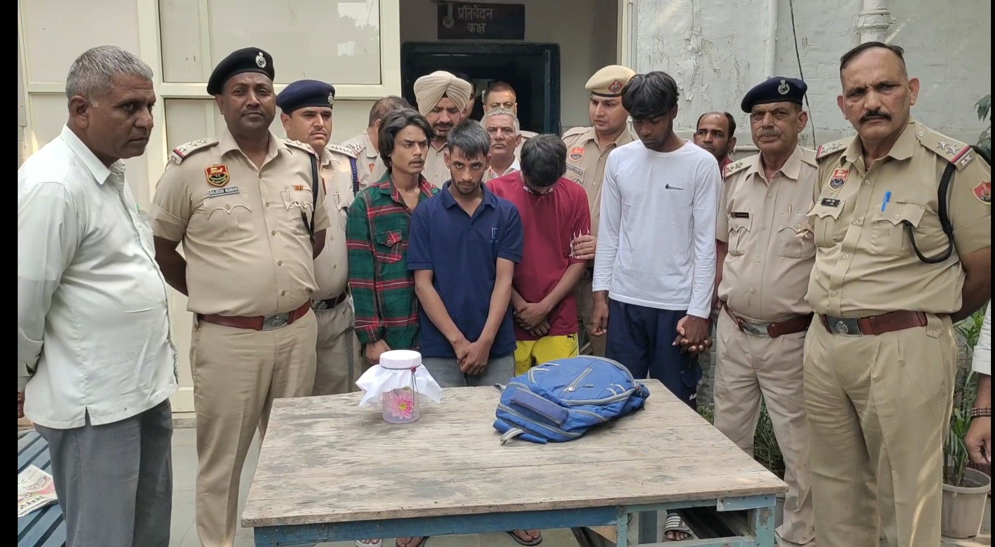 पानीपत रेलवे स्टेशन पर जीआरपी पुलिस हिरासत में लुटेरे पानीपत रेलवे स्टेशन पर जीआरपी पुलिस हिरासत में लुटेरे